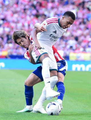 (260921) -- MADRID, Sept. 21, 2026 -- Atletico de Madrid s Lee Kang-In (L) vies with Real Madrid s Kylian Mbappe during a La Liga football match between Atletico de Madrid and Real Madrid at Riyadh Air Metropolitano stadium in Madrid, Spain, on Sept. 20, 2026. (Photo by Xinhua) (SP)SPAIN-MADRID-FOOTBALL-LALIGA-ATLETICO MADRID VS REAL MADRID GustavoxValiente 