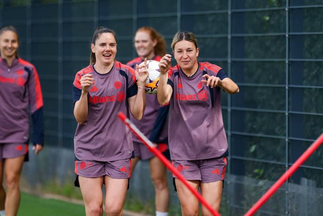 Sarah Zadrazil of FC Bayern Munich, 25, with Barbara Dunst of FC Bayern Munich, 28, during a ball drill; laughing, in good spirits, emotions, GER, FC Bayern Munich Women’s final training session, soccer, UEFA Women’s Champions League, 2026–2027 season, September 21, 2026, GER, FC Bayern Munich Women’s Final Training Session, Soccer, UEFA Women’s Champions League, 2026–2027 Season, September 21, 2026, Munich Copyright: xEibner-Pressefoto JennixMaulx EP_JML