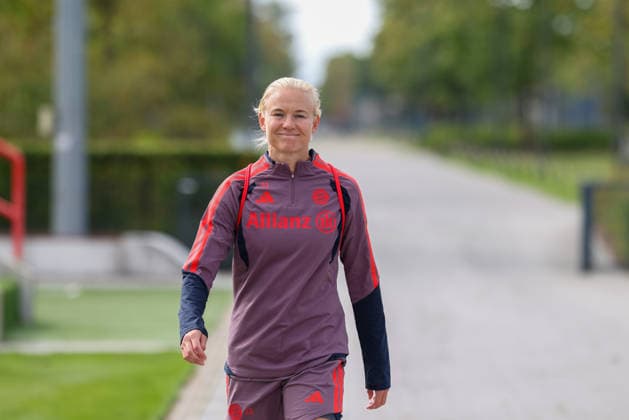 Pernille Harder, FC Bayern Munich, 21, on her way to the training field, laughing, in a good mood, emotions, GER, FC Bayern Munich Women s Final Training Session, soccer, UEFA Women s Champions League, 2026–2027 season, September 21, 2026, GER, FC Bayern Munich Women’s final training session, soccer, UEFA Women’s Champions League, 2026–2027 season, September 21, 2026, Munich Copyright: xEibner-Pressefoto JennixMaulx EP_JML