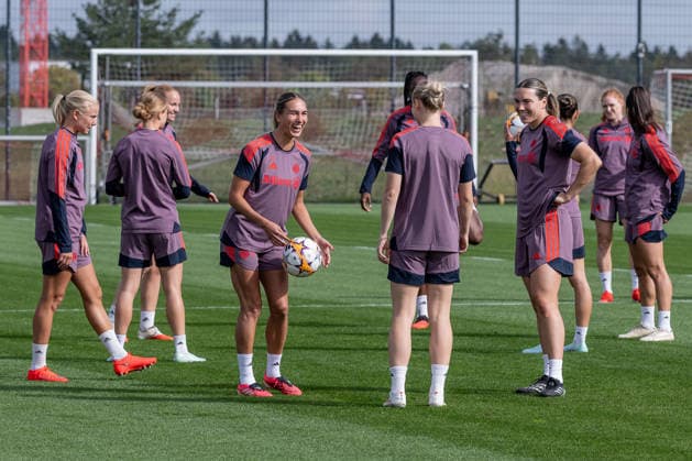 Jana Kappes of FC Bayern Munich Women, 45, in the middle, seems to be having fun; FC Bayern Munich Women, soccer, Google Pixel, Women s Bundesliga, final training session before the Champions League, 2026–2027 season, September 21, 2026 Photo by HMB Media, Franz Feiner Copyright: HMBxMedia FranzxFeiner