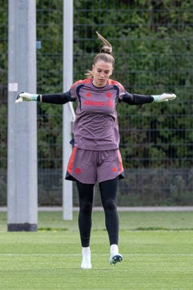 Ena Mahmutovic, goalkeeper for FC Bayern Munich Women, No. 01, warms up. FC Bayern Munich Women, soccer, Google Pixel Women s Bundesliga, final training session before the Champions League, 2026–2027 season, September 21, 2026. Photo: HMB Media, Franz Feiner Copyright: HMBxMedia FranzxFeiner
