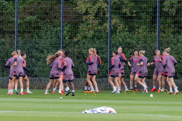FC Bayern Munich Women s Team warming up, soccer, Google Pixel Women s Bundesliga, final training session before the Champions League, 2026–2027 season, September 21, 2026. Photo: HMB Media, Franz Feiner Copyright: HMBxMedia FranzxFeiner