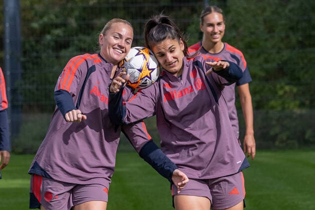 Glodis Perla Viggosdottir, FC Bayern Munich Women, 04, and Jovana Damnjanovic, FC Bayern Munich Women, 09, are having a lot of fun. FC Bayern Munich Women, soccer, Google Pixel, Women s Bundesliga, final training session before the Champions League, 2026–2027 season, September 21, 2026, Photo: HMB Media, Franz Feiner Copyright: HMBxMedia FranzxFeiner