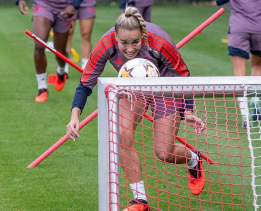 Giulia Gwinn of FC Bayern Munich Women, No. 07, heads the ball into the practice goal; FC Bayern Munich Women, soccer, Google Pixel Women s Bundesliga, final training session before the Champions League, 2026–2027 season, September 21, 2026 Photo: HMB Media, Franz Feiner Copyright: HMBxMedia FranzxFeiner