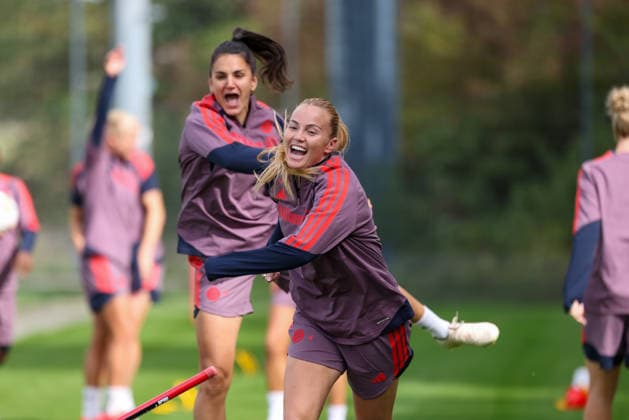 Glodis Perla Viggosdottir of FC Bayern Munich, No. 04, celebrates during practice with Jovana Damnjanovic of FC Bayern Munich, No. 09; good spirits, emotions, joy, laughter, GER, FC Bayern Munich Women’s final training session, soccer, UEFA Women’s Champions League, 2026–2027 season, September 21, 2026, GER, FC Bayern Munich Women’s final training session, soccer, UEFA Women’s Champions League, 2026–2027 season, September 21, 2026, Munich Copyright: xEibner-Pressefoto JennixMaulx EP_JML