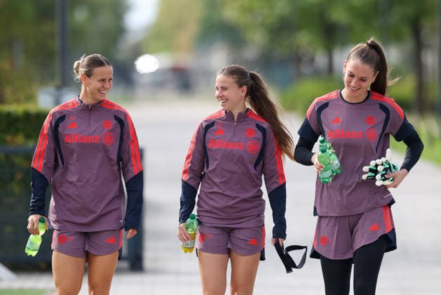 Klara Buehl of FC Bayern Munich, 17, with Sarah Mattner of FC Bayern Munich, 11, and Ena Mahmutovic of FC Bayern Munich, 01, GER, FC Bayern Munich Women’s Final Training Session, Soccer, UEFA Women’s Champions League, 2026–2027 Season, September 21, 2026, GER, FC Bayern Munich Women s Final Training Session, Soccer, UEFA Women s Champions League, 2026–2027 Season, September 21, 2026, Munich Copyright: xEibner-Pressefoto JennixMaulx EP_JML