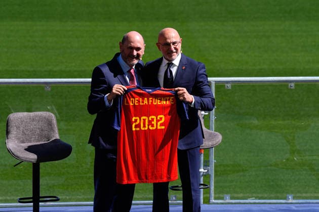September 21, 2026, Las Rozas, Madrid, Spain: Luis de la Fuente, head coach of Spain and Rafael Louzan, President of RFEF, pose for a photo during the presentation of Luis De La Fuente contract renewal, extending his deal until 2032 at Ciudad del Futbol on September 21, 2026, in Las Rozas, Madrid, Spain. Las Rozas Spain - ZUMAa181 20260921_zaa_a181_019 Copyright: xDennisxAgyemanx