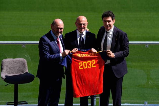 September 21, 2026, Las Rozas, Madrid, Spain: Luis de la Fuente, head coach of Spain and Rafael Louzan, President of RFEF, pose for a photo during the presentation of Luis De La Fuente contract renewal, extending his deal until 2032 at Ciudad del Futbol on September 21, 2026, in Las Rozas, Madrid, Spain. Las Rozas Spain - ZUMAa181 20260921_zaa_a181_045 Copyright: xDennisxAgyemanx
