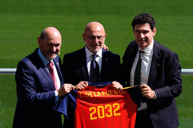 September 21, 2026, Las Rozas, Madrid, Spain: Luis de la Fuente, head coach of Spain and Rafael Louzan, President of RFEF, pose for a photo during the presentation of Luis De La Fuente contract renewal, extending his deal until 2032 at Ciudad del Futbol on September 21, 2026, in Las Rozas, Madrid, Spain. Las Rozas Spain - ZUMAa181 20260921_zaa_a181_048 Copyright: xDennisxAgyemanx