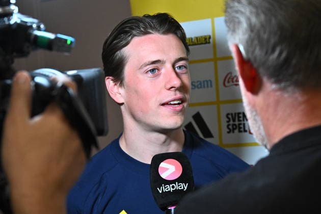STOCKHOLM, SWEDEN 20260921 Soccer player Elliot Stroud in the mixed zone at Scandic Park as the men s national team gathers in Stockholm ahead of the Nations League group stage STOCKHOLM SWEDEN x10090x  Copyright: xClaudioxBresciani TTx MIXAD ZON INFÖR NATIONS LEAGUE