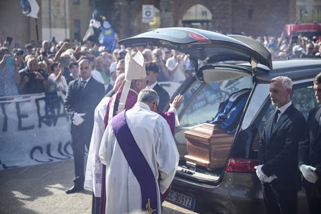 SOCCER - Other - Sandro Mazzola s funeral Photo by IPA ABACAPRESS.COM88806517 - The coffin of Italian soccer legend Sandro Mazzola is carried out of the Basilica of Sant Ambrogio in Milan after the service during his funeral on September 21, 2026, in Milan. Credit: Tiziano Ballabio Milano Italy  Copyright: xIPAxSport ABACAx