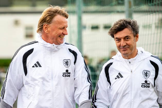 Training of the Czech national soccer team before the Nations League match against Croatia, in Prague, Czech Republic, September 21, 2026. From left: assistant coach Radek Bejbl, and coach Santi Denia. (CTKxPhoto VitxSimanek) CTKPhotoP2026092106630  CTKPhotoP2026092106630