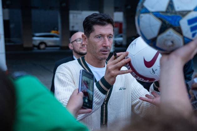 Robert Lewandowski of Polish Football Squad Arriving at Training Camp Poland national team, Nationalteam players arriving at the team™s training camp ahead of the upcoming UEFA Nations League matches (Kazimierz Koper Ball Raw Images) Warsaw Doubble Tree by Hilton ul. Skalcowa Poland Copyright: xKazimierzxKoperx KAZ07940