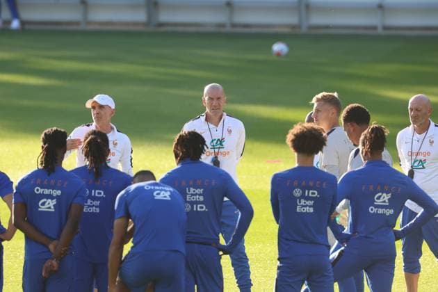 Entrainement Equipe de France PHOTOPQR VOIX DU NORD STEPHANE MORTAGNE ; 21 09 2026 ; CLAIREFONTAINE EN YVELINES, NO DAM, le 21 0 2026, Football, Equipe de France de France avec comme selectionneur Zinedine Zidane Fabien Barthez France s head coach Zinedine Zidane takes part in a training session in Clairefontaine-en-Yvelines outside Paris, on September 21, 2026. NORD France  Copyright: xPHOTOPQR VOIXxDUxNORD MAXPPPxSTEPHANExMORTAGNEx 20260921VDN6611 20260921VDN6611