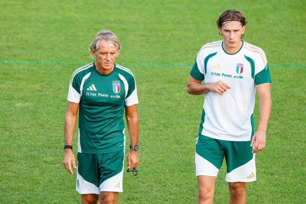 The head coach Roberto Mancini and Francesco Pio Esposito during the Italia team training at federal technical center of Coverciano, Florence, Italy - September 21, 2026. - Soccer  Copyright: xSaraxEsposito LaPressex