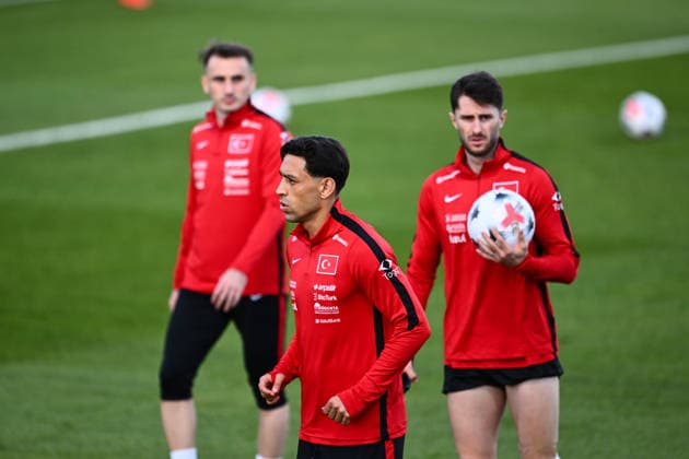 Turkish national football team prepares for UEFA Nations League clash against France EFA Uluslar A Ligi 1. Grup ilk maçinda 25 Eylül Cuma günü saat 21.45 te Kocaeli de Fransa yi konuk edecek A Milli Futbol Takimi, mücadelenin hazirliklarina Riva da bulunan Hasan Dogan Milli Takimlar Kamp ve Egitim Tesisleri nde gerçeklestirilen antrenman ile basladi. Antrenmana milli oyuncu Irfan Can Kahveci de (ortada) katildi.ISTANBUL, TURKIYE - SEPTEMBER 21: Irfan Can K of Turkish national football team attends a training session under the lead of head coach Vincenzo Montella ahead of the UEFA Nations League A Group 1 clash against France, at Hasan Dogan Facilities in Istanbul, Turkiye on September 21, 2026. Hakan Akgun Anadolu Istanbul Turkey. Editorial use only. Please get in touch for any other usage.  Copyright: x2026xAnadoluxHakanxAkgunx