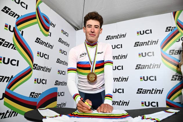 2026 UCI Road World Championships Picture by Simon Wilkinson SWpix.com - 21 09 2026 - Cycling - 2026 UCI Road World Championships - MontrÃ al, Canada - Men Under-23 Individual Time Trial (ITT) Podium - Ryan Gal (Netherlands) signs the Santini World Champions Jersey after winning the Men Under-23 Individual Time Trial (ITT) MontrÃ al Avenue du Parc Canada Copyright: x xSWpix.comx(t axPhotographyxHubxLtd)xSimonxWilkinson SWpix.comx SWP-3521-1122