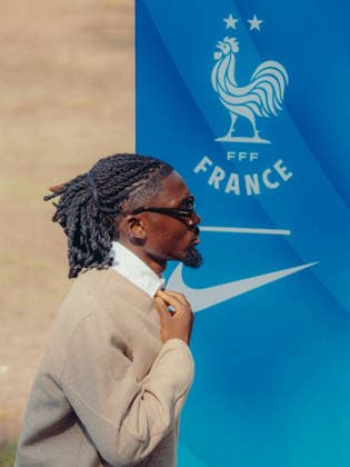 Manu Koné - Les joueurs de l équipe de France de football arrivent au centre d entraînement de la Fédération française de football (FFF) à Clairefontaine-en-Yvelines, France, le 21 septembre 2026, pour une séance d entraînement à quatre jours du match de Ligue des Nations de l UEFA opposant la France à la Turquie. Ce rassemblement marque les débuts de l équipe de France sous la direction de son nouvel entraîneur, Zinédine Zidane, nommé le 28 juillet 2026 pour un contrat de quatre ans. La Ligue des Nations, compétition remportée par la France en 2021, mobilisera l attention de Zidane dans les mois à venir, avant le tirage au sort des éliminatoires de l Euro 2028 prévu début décembre. FFF via Bestimage French national football team arrive at the French Football Federation (FFF) training center in Clairefontaine-en-Yvelines, France, on September 21, 2026, for a training session four days before the UEFA Nations League match between France and Turkey. This gathering marks the team s debut under its new head coach, Zinédine Zidane, who was appointed on July 28, 2026, on a four-year contract. The Nations League—a competition France won in 2021—will be a key focus for Zidane in the coming months, ahead of the Euro 2028 qualifying draw scheduled for early December. Clairefontaine-en-Yveline France Copyright: xBoby FFFxviaxBestimagexBoby FFFxviaxBestimagex