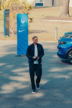 Adrien Rabiot - Les joueurs de l équipe de France de football arrivent au centre d entraînement de la Fédération française de football (FFF) à Clairefontaine-en-Yvelines, France, le 21 septembre 2026, pour une séance d entraînement à quatre jours du match de Ligue des Nations de l UEFA opposant la France à la Turquie. Ce rassemblement marque les débuts de l équipe de France sous la direction de son nouvel entraîneur, Zinédine Zidane, nommé le 28 juillet 2026 pour un contrat de quatre ans. La Ligue des Nations, compétition remportée par la France en 2021, mobilisera l attention de Zidane dans les mois à venir, avant le tirage au sort des éliminatoires de l Euro 2028 prévu début décembre. FFF via Bestimage French national football team arrive at the French Football Federation (FFF) training center in Clairefontaine-en-Yvelines, France, on September 21, 2026, for a training session four days before the UEFA Nations League match between France and Turkey. This gathering marks the team s debut under its new head coach, Zinédine Zidane, who was appointed on July 28, 2026, on a four-year contract. The Nations League—a competition France won in 2021—will be a key focus for Zidane in the coming months, ahead of the Euro 2028 qualifying draw scheduled for early December. Clairefontaine-en-Yveline France Copyright: xBoby FFFxviaxBestimagexBoby FFFxviaxBestimagex