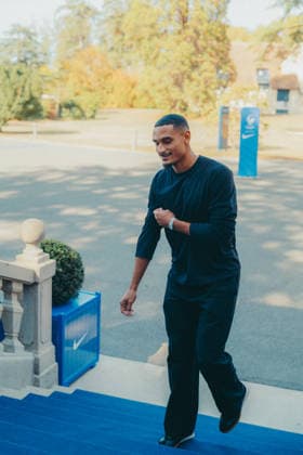 - Les joueurs de l équipe de France de football arrivent au centre d entraînement de la Fédération française de football (FFF) à Clairefontaine-en-Yvelines, France, le 21 septembre 2026, pour une séance d entraînement à quatre jours du match de Ligue des Nations de l UEFA opposant la France à la Turquie. Ce rassemblement marque les débuts de l équipe de France sous la direction de son nouvel entraîneur, Zinédine Zidane, nommé le 28 juillet 2026 pour un contrat de quatre ans. La Ligue des Nations, compétition remportée par la France en 2021, mobilisera l attention de Zidane dans les mois à venir, avant le tirage au sort des éliminatoires de l Euro 2028 prévu début décembre. FFF via Bestimage French national football team arrive at the French Football Federation (FFF) training center in Clairefontaine-en-Yvelines, France, on September 21, 2026, for a training session four days before the UEFA Nations League match between France and Turkey. This gathering marks the team s debut under its new head coach, Zinédine Zidane, who was appointed on July 28, 2026, on a four-year contract. The Nations League—a competition France won in 2021—will be a key focus for Zidane in the coming months, ahead of the Euro 2028 qualifying draw scheduled for early December. Clairefontaine-en-Yveline France Copyright: xBoby FFFxviaxBestimagexBoby FFFxviaxBestimagex