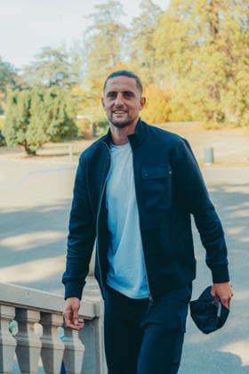 - Les joueurs de l équipe de France de football arrivent au centre d entraînement de la Fédération française de football (FFF) à Clairefontaine-en-Yvelines, France, le 21 septembre 2026, pour une séance d entraînement à quatre jours du match de Ligue des Nations de l UEFA opposant la France à la Turquie. Ce rassemblement marque les débuts de l équipe de France sous la direction de son nouvel entraîneur, Zinédine Zidane, nommé le 28 juillet 2026 pour un contrat de quatre ans. La Ligue des Nations, compétition remportée par la France en 2021, mobilisera l attention de Zidane dans les mois à venir, avant le tirage au sort des éliminatoires de l Euro 2028 prévu début décembre. FFF via Bestimage French national football team arrive at the French Football Federation (FFF) training center in Clairefontaine-en-Yvelines, France, on September 21, 2026, for a training session four days before the UEFA Nations League match between France and Turkey. This gathering marks the team s debut under its new head coach, Zinédine Zidane, who was appointed on July 28, 2026, on a four-year contract. The Nations League—a competition France won in 2021—will be a key focus for Zidane in the coming months, ahead of the Euro 2028 qualifying draw scheduled for early December. Clairefontaine-en-Yveline France Copyright: xBoby FFFxviaxBestimagexBoby FFFxviaxBestimagex