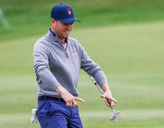 Justin Thomas of the US gestures as he walks across the fourteenth green during practice for the Presidents Cup golf tournament at Medinah Country Club in Medinah, Illinois on Monday, September 21, 2026. Competition between the USA and the International team begins on Thursday, September 24 with Four-Ball play.  MED20260922805 TANNENxMAURY