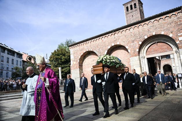 The Funeral Of Sandro Mazzola In Milan The coffin of Italian footballer Sandro Mazzola is carried outside the Basilica of Sant Ambrogio in Milan, on September 21, 2026, following a funeral service. Milano Italy Italy  Copyright: xTizianoxBallabiox originalFilename:ballabio-thefuner260921_npb7l.jpg