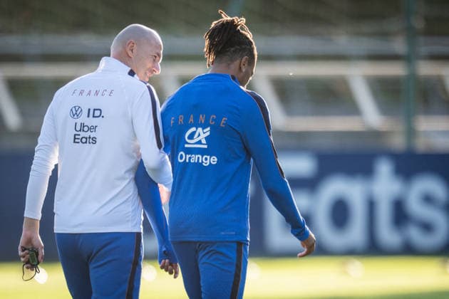 First training session for the French national team, Nationalteam with Zidane - Clairefontaine France s head coach Zinedine Zidane (L) speaks with France s forward Michael Olise during a training session four days ahead of France s UEFA Nations League football match against Turkey in Clairefontaine-en-Yvelines outside Paris, on September 21, 2026. The gathering is the first of the French national team under its new coach Zinedine Zidane, appointed on July 28, 2026 on a four-year contract. The Nations League, which France won in 2021, will dominate Zidane s attention in the coming months before the draw for the Euro 2028 qualifying tournament takes place in early December.Photo by Alexis Jumeau ABACAPRESS.COM Clairefontaine-en-Yvelines France  Copyright: xJumeauxAlexis ABACAx
