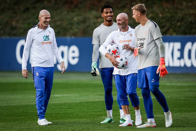 September 21, 2026, Clairefontaine-En-Yvelines, France, France: Zinedine ZIDANE of France, Guillaume RESTES of France, Jean BUTEZ of France and Fabien BARTHEZ of France during a French team training session at Centre National du Football on September 21, 2026 in Clairefontaine-en-Yvelines near Paris, France. Training Session Of The French Team  - ZUMAm308 20260921_zsp_m308_077 Copyright: xMatthieuxMirvillex