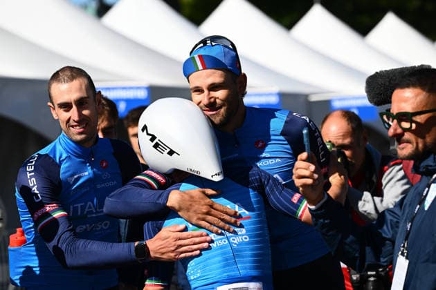 2026 UCI Road World Championships Picture by Simon Wilkinson SWpix.com - 22 09 2026 - Cycling - 2026 UCI Road World Championships - MontrÃ al, Canada - Team Time Trial Mixed Relay - Mattia Cattaneo (Italy), Filippo Ganna (Italy), Matteo Sobrero (Italy) celebrating as Vittoria Guazzini (Italy), Elisa Longo Borghini (Italy), Monica Trinca Colonel (Italy) finish MontrÃ al Avenue du Parc Canada Copyright: x xSWpix.comx(t axPhotographyxHubxLtd)xSimonxWilkinson SWpix.comx SWP-3521-1287