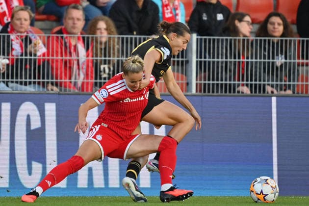 Giulia GWINN (FCB), in action, in a tackle against Carlotta WAMSER (Manchester City) in the Women s Champions League, group stage: FC Bayern Munich vs. Manchester City on September 22, 2026, at Sportpark Unterhaching