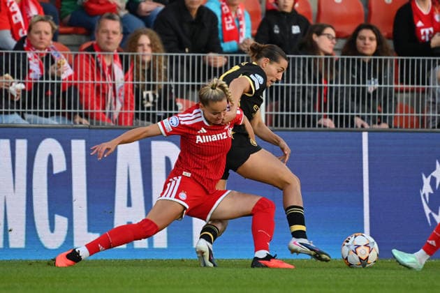 Giulia GWINN (FCB), in action, in a tackle against Carlotta WAMSER (Manchester City) in the Women s Champions League, group stage: FC Bayern Munich vs. Manchester City on September 22, 2026, at Sportpark Unterhaching