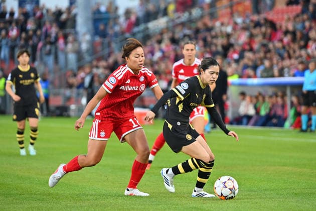 Momoko TANIKAWA (FCB), in action, challenging Yui HASEGAWA (Manchester City) in the Women s Champions League group stage match between FC Bayern Munich and Manchester City on September 22, 2026, at Sportpark Unterhaching