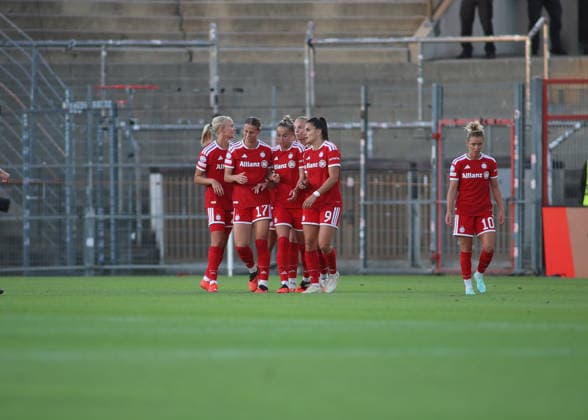 Soccer, Women s Champions League, 2026–2027 season, FC Bayern Munich vs. Manchester City, Matchday 1, Sportpark Unterhaching, 1–0 goal by Giulia Gwinn for FC Bayern Munich, goal celebration