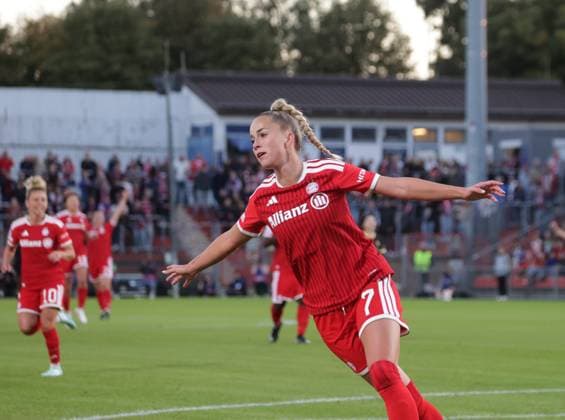 Bayern s No. 7 Giulia GWINN after her goal to make it 1–0 in the Women s Soccer Champions League match between Munich and Manchester, FC Bayern Munich vs. Manchester City, group stage of the 2026–2027 season, on September 22, 2026, in Unterhaching, SPORT PARK UNTERHACHING, Germany. Source: Copyright Credit Oryk HAIST xFRAUENFUSSBALL-BAYERN-MANCHESTERx