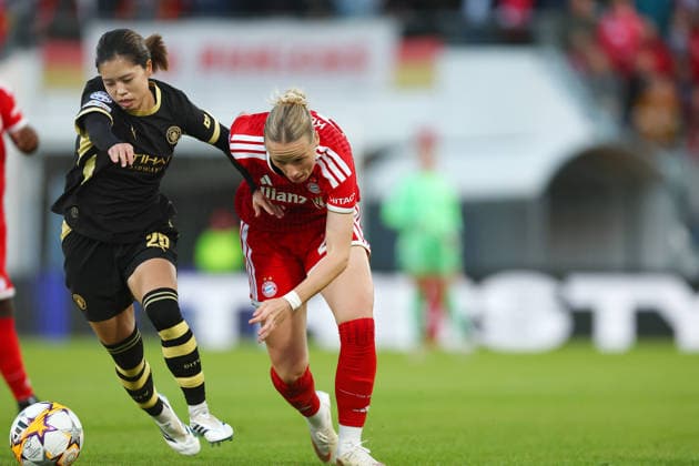 Football Women Uefa Champions League 2026 - 2027 Bayern Munchen vs Manchster City Hasegawa Yui of Manchester City ( L ) and Kett Franziska of Bayern Munich ( R ) fight for the ball during the Women Uefa Champions League 2026 - 2027 football match between Bayern Munchen and Manchester City at Sportpark Stadium in Unterhaching , Bayern , Germany . September 22th , 2026 Copyright: xDavidexEliasx