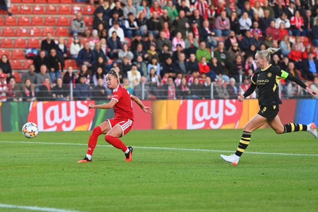 Goal 1-0 Giulia GWINN FCB, Action, Shot on Goal, Women s Champions League, Group Stage: FC Bayern Munich vs. Manchester City on September 22, 2026, Sportpark Unterhaching