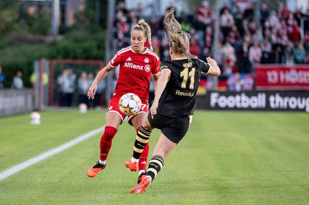 Battle for the Ball: Tackle between Giulia Gwinn (FC Bayern Munich Women, No. 7) and Lauren Hemp (Manchester City WFC, No. 11), GER, FC Bayern Munich Women vs. Manchester City WFC, UEFA Women s Champions League, Group Stage, Matchday 1, 2026–2027 season, September 22, 2026. DFL and DFB regulations prohibit any use of photographs as image sequences and or quasi-video. Photo: HMB Media, Heike Feiner Copyright: HMBxMedia HeikexFeiner