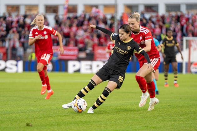 Yui Hasegawa, 25, of Manchester, and Franziska Kett, 20, of Bayern, in action during the UEFA Women s Champions League match between FC Bayern Munich and Manchester City on September 22, 2026, at uhlsport PARK in Unterhaching, Bavaria, Germany
