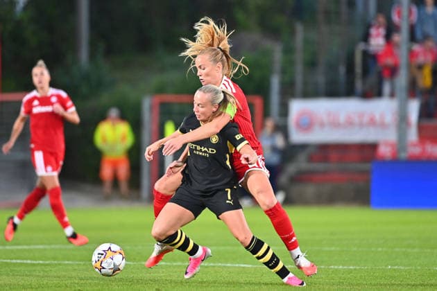 Glodis Perla VIGGOSDOTTIR (FCB), in action, in a tackle against Beth MEAD (Manchester City) in the Women s Champions League, group stage match between FC Bayern Munich and Manchester City on September 22, 2026, at Sportpark Unterhaching