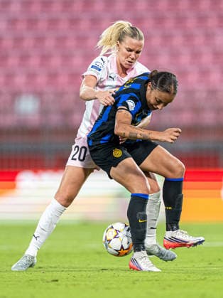 September 22, 2026: Josefine Rybrink of Häcken and Haley Bugeja of Inter during the Women’s Champions League soccer match between Inter and Häcken on September 22, 2026 in Monza. Photo by Carl Sandin. BILDBYRAN code CS CS0982 soccer football UEFA Women’s Champions League Inter Häcken women’s soccer  Copyright: CARLxSANDIN BB260922CS066