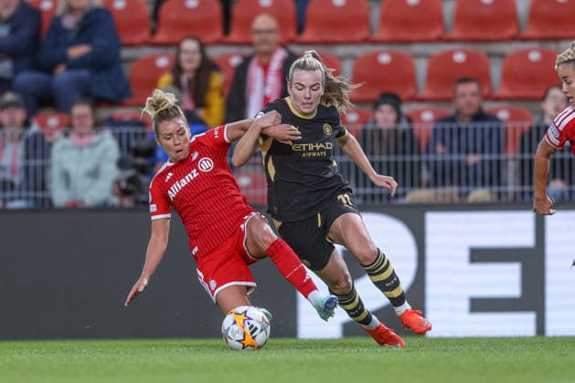 GER, Munich, FC Bayern Munich vs. Manchester City, Women s Champions League, Soccer, UEFA, 2026–2027 Season, uhlsport Park, Matchday 1 in pictures: from left, Linda Dallmann, FC Bayern Munich Women 10, Lauren Hemp, Manchester City Women 11, tackle. DFB and DFL regulations prohibit any use of photographs as image sequences and or quasi-video. September 22, 2026 Copyright: HMBxMedia HendrikxHamelau