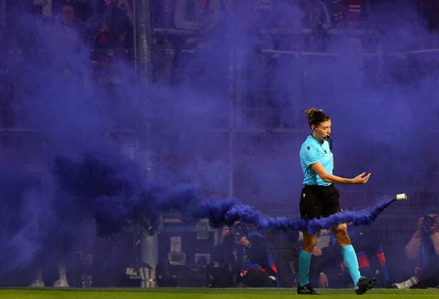 Football Women Uefa Champions League 2026 - 2027 Bayern Munchen vs Manchster City Fans throw smoke bombs onto the pitch and Referee remove them during the Women Uefa Champions League 2026 - 2027 football match between Bayern Munchen and Manchester City at Sportpark Stadium in Unterhaching , Bayern , Germany . September 22th , 2026 Copyright: xDavidexEliasx