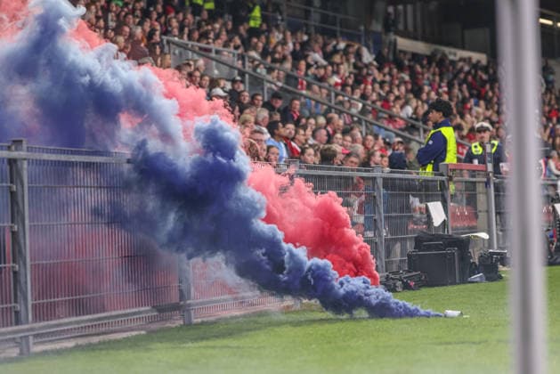 GER, Munich, FC Bayern Munich vs. Manchester City, Women s Champions League, Soccer, UEFA, 2026–2027 Season, uhlsport Park, Matchday 1 in Pictures: Pyro, Smoke bombs were thrown onto the field during the game, posing a danger, and were subsequently carried to the sidelines; fog; chaos. DFB and DFL regulations prohibit any use of photographs as image sequences and or quasi-video. September 22, 2026 Copyright: HMBxMedia HendrikxHamelau