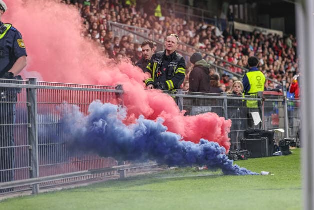 GER, Munich, FC Bayern Munich vs. Manchester City, Women s Champions League, Soccer, UEFA, 2026–2027 Season, uhlsport Park, Matchday 1 in Pictures: Pyro, Smoke bombs were thrown onto the field during the game, posing a danger, and were subsequently carried to the sidelines; fog; chaos. DFB and DFL regulations prohibit any use of photographs as image sequences and or quasi-video. September 22, 2026 Copyright: HMBxMedia HendrikxHamelau