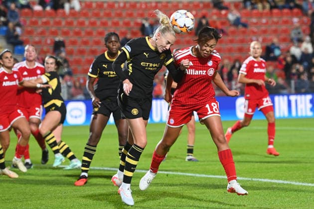 Penalty area play: Scoring chance for Momoko TANIKAWA (FCB); action; tackle against Grace CLINTON (Manchester City); header; Women s Champions League; league stage: FC Bayern Munich vs. Manchester City on September 22, 2026, at Sportpark Unterhaching