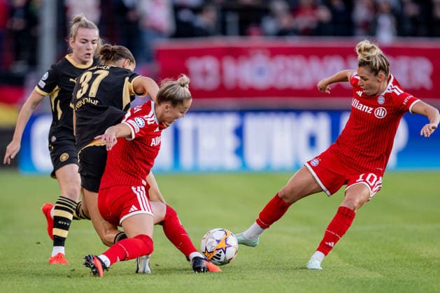 Battle for the Ball: Carlotta Wamser (Manchester City WFC, 37) vs. Giulia Gwinn (FC Bayern Munich Women, 07) and Linda Dallmann (FC Bayern Munich Women, 10), GER; FC Bayern Munich Women vs. Manchester City WFC, UEFA Women s Champions League, Group Stage, Matchday 1, 2026–2027 season, September 22, 2026. DFL and DFB regulations prohibit any use of photographs as image sequences and or quasi-video. Photo: HMB Media, Heike Feiner Copyright: HMBxMedia HeikexFeiner