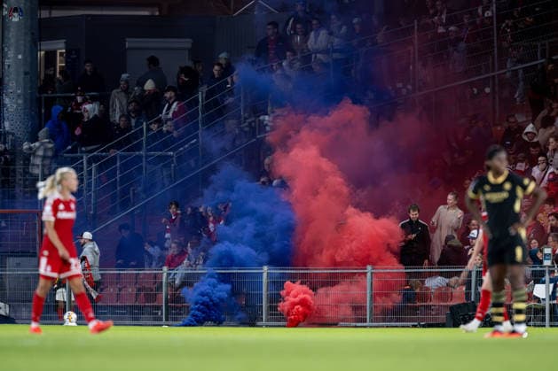 Red and blue pyrotechnics in the GER home section, FC Bayern Munich Women vs. Manchester City WFC, UEFA Women’s Champions League, group stage, Matchday 1, 2026–2027 season, September 22, 2026 DFL DFB REGULATIONS PROHIBIT ANY USE OF PHOTOGRAPHS AS IMAGE SEQUENCES AND OR QUASI-VIDEO Photo: HMB Media, Franz Feiner Copyright: HMBxMedia FranzxFeiner