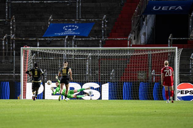 Ena Mahmutovic 1 Bayern saves the penalty kick during the UEFA Women s Champions League match between FC Bayern Munich and Manchester City on September 22, 2026, at uhlsport PARK in Unterhaching, Bavaria, Germany
