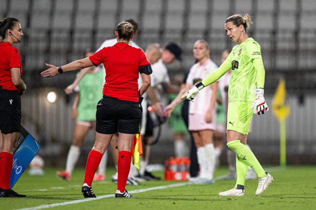 September 22, 2026: Goalkeeper Jennifer Falk of Häcken receives a red card during the Women’s Champions League soccer match between Inter and Häcken on September 22, 2026 in Monza. Photo by Carl Sandin, BILDBYRAN, code CS CS0982: soccer, football, UEFA Women’s Champions League, Inter, Häcken, women’s soccer, BBENG Depp Copyright: CARLxSANDIN BB260922CS083